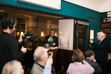 Alle prosten Herrn Kubin zu