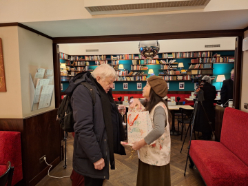 Dehui Hai Rao überreicht Wolfgang Kubin ein Geburtstagsgeschenk