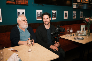 Fred Turnheim mit Kameramann