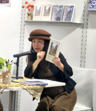 Dehui Hai Rao auf der Frankfurter Buchmesse 2025
Die Kommunale Ausländerinnen- und Ausländervertretung (KAV) der Stadt Frankfurt am Main hatte im Oktober 2025 einen Stand auf der Frankfurter Buchmesse unter dem Motto „Mehr als Worte: Frauenpower, Vielfalt und Diversität in Frankfurt“.
Unser Autorin Dehui Hai Rao war mit ihrem Buch „Guten Morgen, Chongqing! Changles Suche nach dem einfachen Glück“ mit dabei.
Die einfache Welt und die tägliche Sorge der kleinen Leute ist das Thema der brillierenden Autorin, die ihre Heimat, den Stadtstaat Chongqing, zum Ort des Erzählens macht.