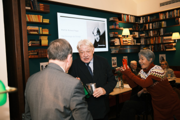 Wolfgang Kubin bedankt sich bei Richard Trappl